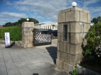 旧校舎の正門