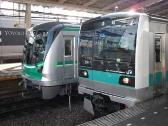 16000系とE233系の並び