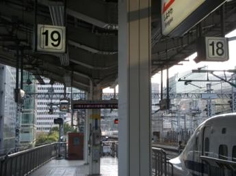 ホーム端標識